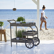 Antikszürke színű, műrattan kerti bárkocsi.