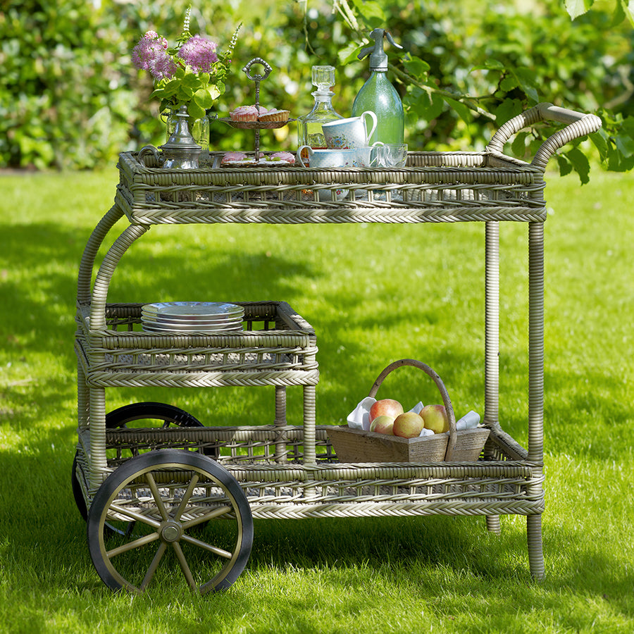 Antikszürke színű, műrattan kerti bárkocsi.