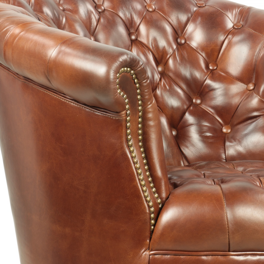 Chesterfield fotel karfa részlet szegecses díszítéssel