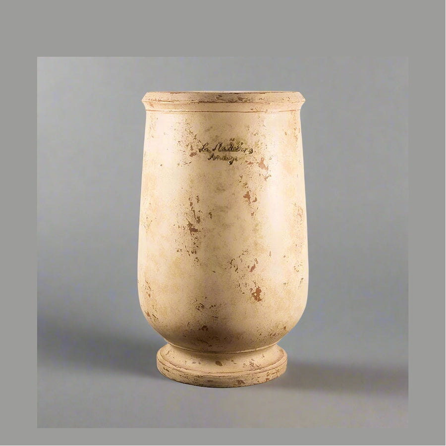 Antikolt felületű, terrakotta színű, tradicionális, kerámiaamfora.