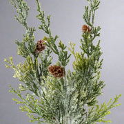 Jeges hatású borókafenyő ág részlete, zöld tűlevelekkel és természetes hatású tobozokkal.