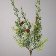 43 cm magas mű borókafenyő ág havas bevonattal, élethű megjelenéssel és dekoratív barna tobozokkal.