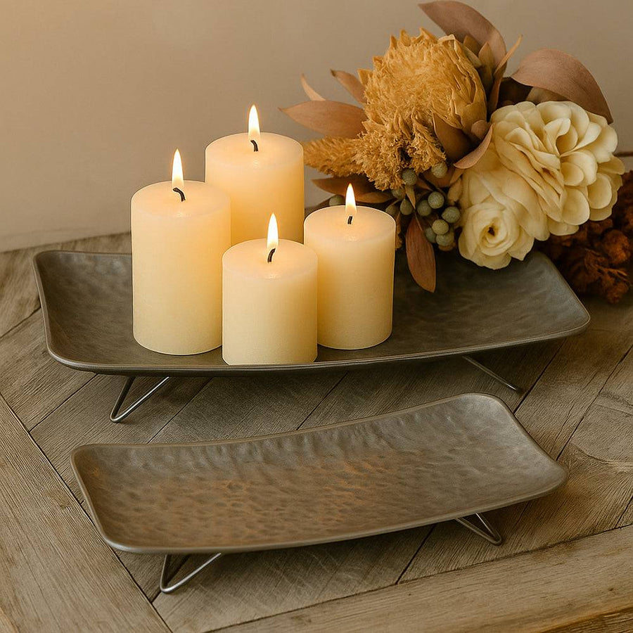 2 darab különböző méretű bádogtálca, gyertyákkal és őszi virágokkal.