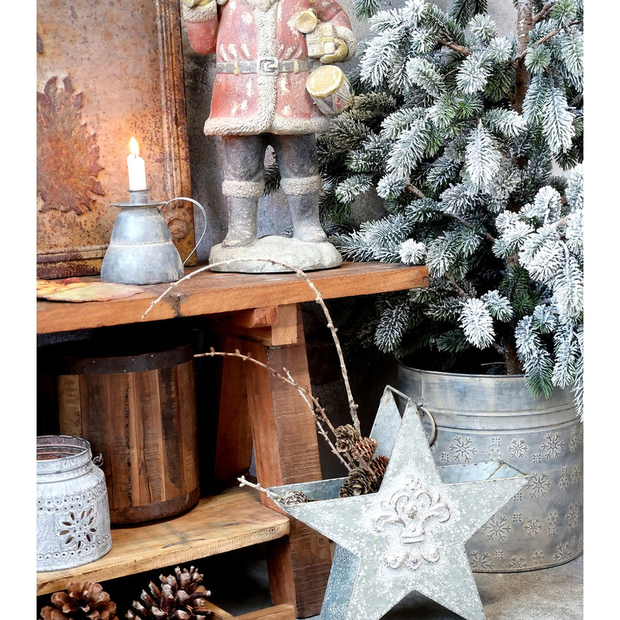 Csillag formájú, bádogból készült karácsonyi dekoráció.