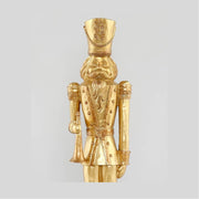 Arany színárnyalatú, faragott fahatású karácsonyi diótörő figura.