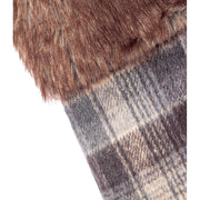 Barna színárnyalatú, karácsonyi kandalló zokni.