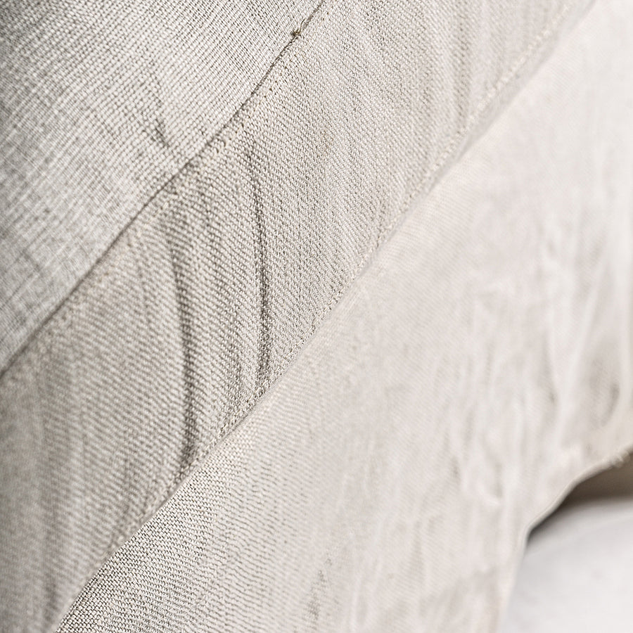 Krémszínű design fekvőfotel.