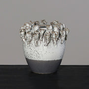 Dekoratív, szürke színű kerámia váza..