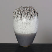 Dekoratív, szürke színű kerámia váza..