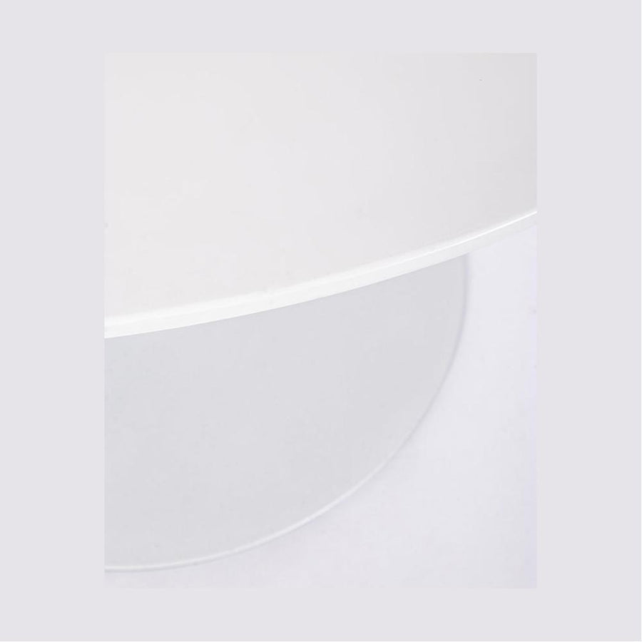 Fehér színű, kerek formájú, 6 személyes étkezőasztal.