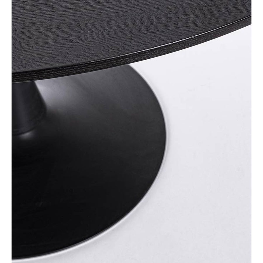 Fekete színű, kerek formájú, 6 személyes étkezőasztal.