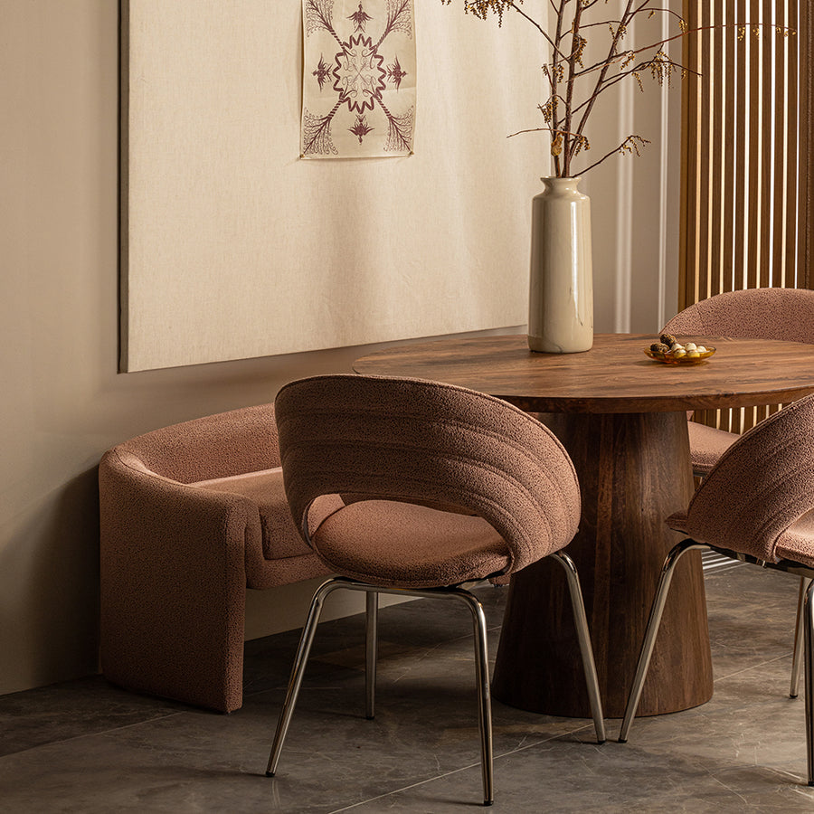 Mangófából készült, kerek formájú, diószínű dizájn étkezőasztal.