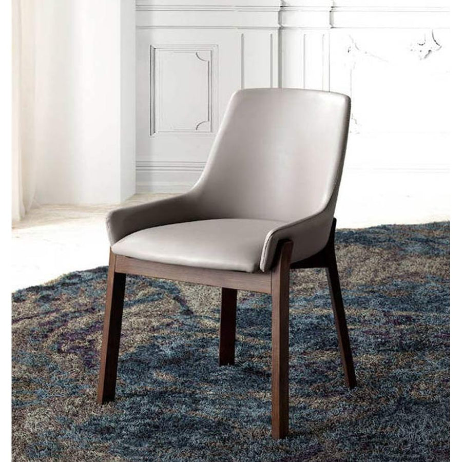 Bézs színű műbőrrel kárpitozott, kőrisfából készült, formatervezett dizájn étkezőszék.