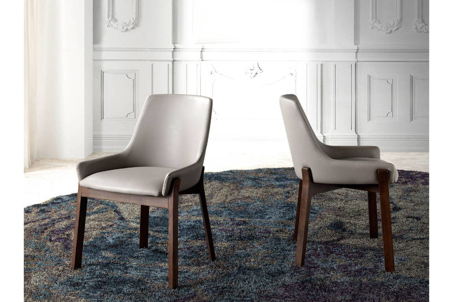 Bézs színű műbőrrel kárpitozott, kőrisfából készült, formatervezett dizájn étkezőszék.