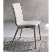 Krémszínű szövettel kárpitozott, kőrisfából készült, formatervezett dizájn étkezőszék.