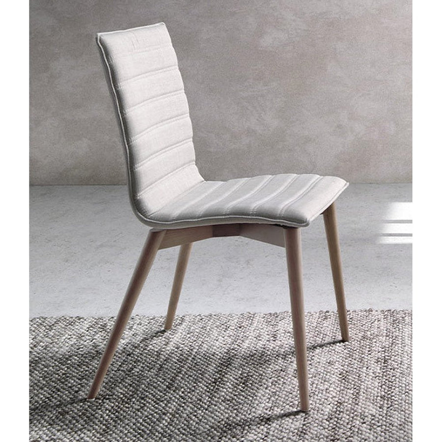 Krémszínű szövettel kárpitozott, kőrisfából készült, formatervezett dizájn étkezőszék.