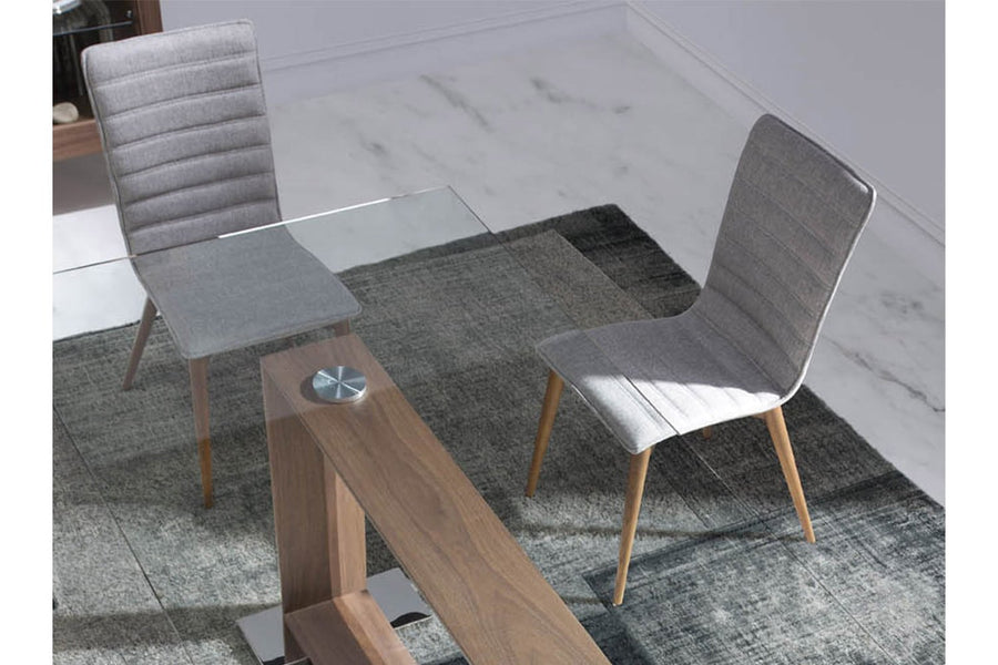 Krémszínű szövettel kárpitozott, kőrisfából készült, formatervezett dizájn étkezőszék.