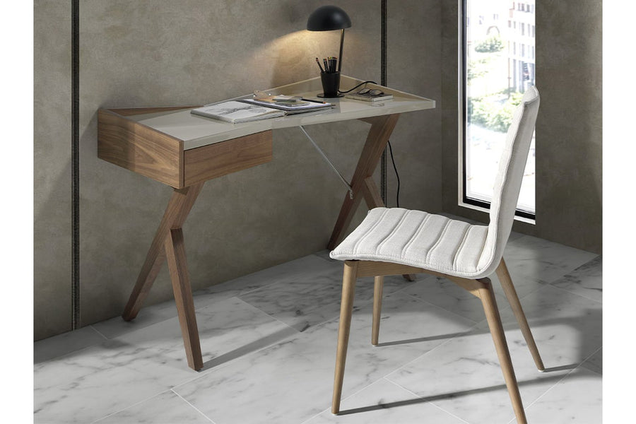 Krémszínű szövettel kárpitozott, kőrisfából készült, formatervezett dizájn étkezőszék.