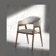 Szürke színű szövettel és műbőrrel kárpitozott, kőrisfából készült, formatervezett dizájn karosszék.