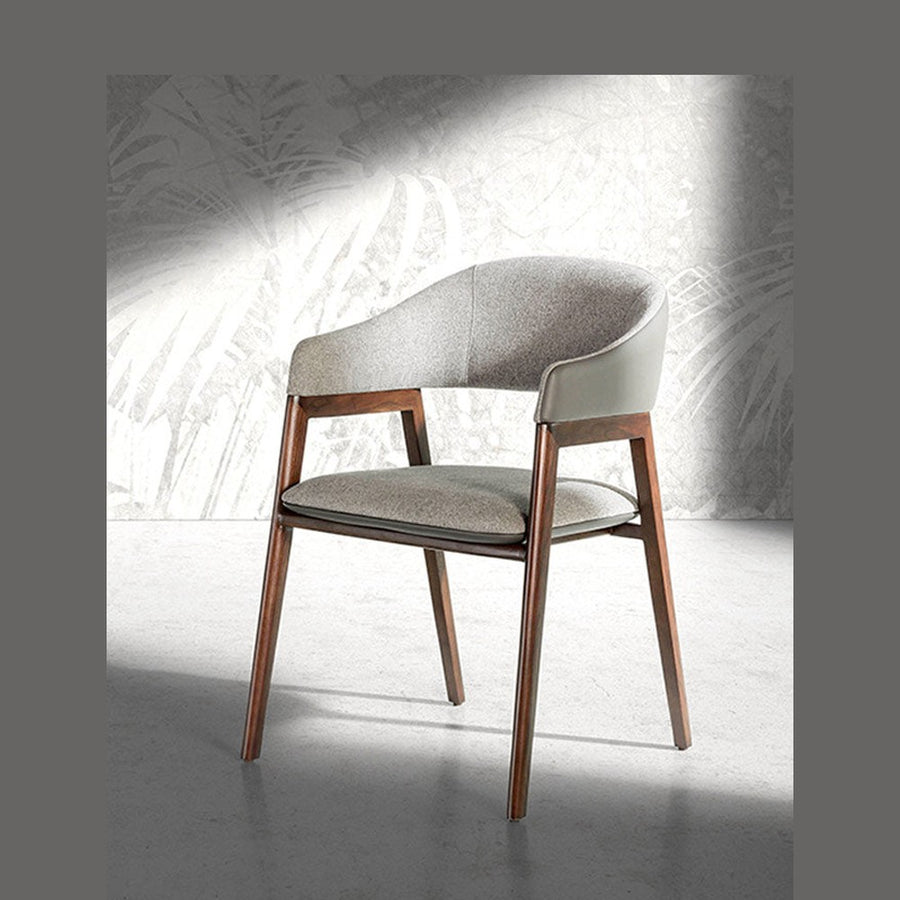 Szürke színű szövettel és műbőrrel kárpitozott, kőrisfából készült, formatervezett dizájn karosszék.