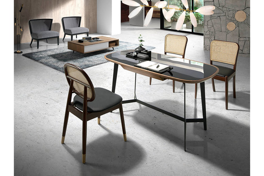 Fekete színű műbőr ülőfelülettel és rattan háttámlával kialakított, kőrisfából készült formatervezett dizájn étkezőszék