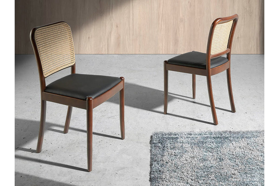 Fekete színű műbőr ülőfelülettel és rattan háttámlával kialakított, kőrisfából készült formatervezett dizájn étkezőszék.