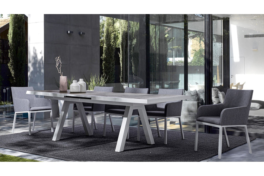 Krém színű kortárs kerti étkezőasztal. modern teraszon.