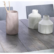 Krém színű kortárs kerti étkezőasztal. kerámia vázákkal.