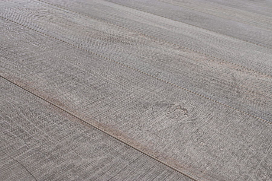 Krém színű kortárs kerti étkezőasztal.