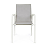 Krém színű, modern kerti szék.