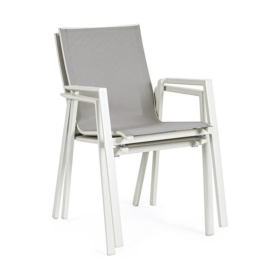 Krém színű, modern kerti szék.