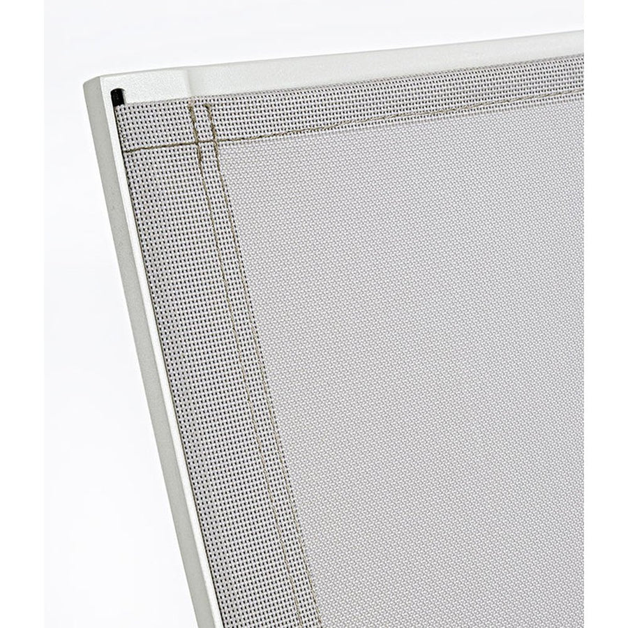 Krém színű, modern kerti szék.