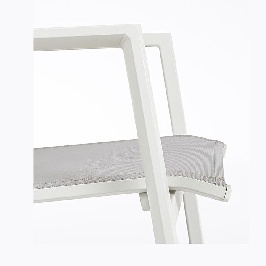 Krém színű, modern kerti szék.