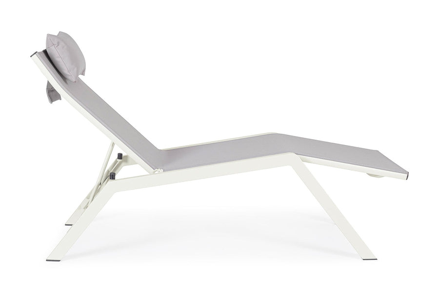 Krémszínű napozóágy.