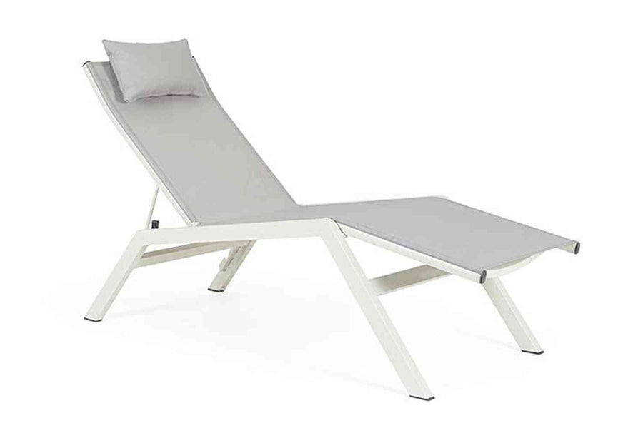 Krémszínű napozóágy.