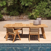 Teakfából készült, natúr színű, formatervezett kerti szék polirattanból szőtt háttámlával és ülőfelülettel..