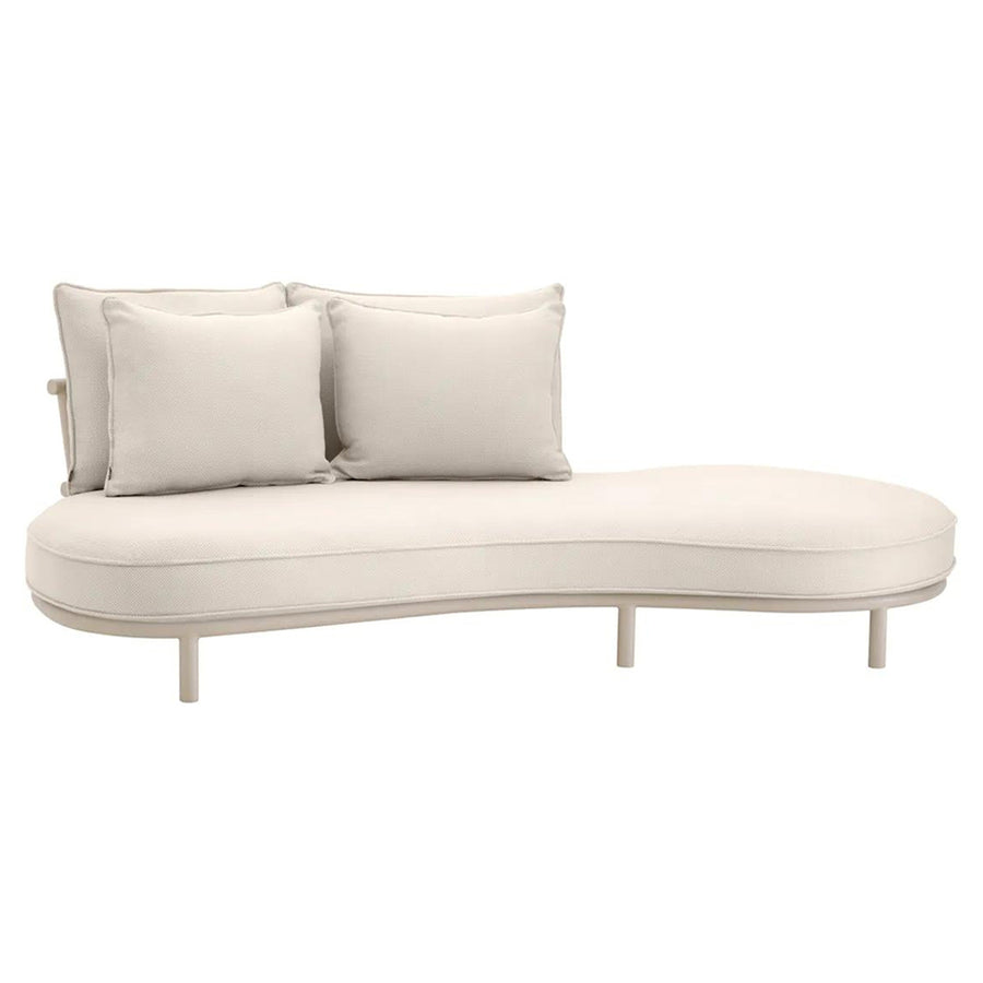 Törtfehér színű ülő és hátpárnákkal kialakított, íves vonalvezetésű formatervezett kerti design kanapé.