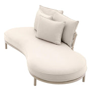 Törtfehér színű ülő és hátpárnákkal kialakított, íves vonalvezetésű formatervezett kerti design kanapé.