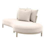 Törtfehér színű ülő és hátpárnákkal kialakított, íves vonalvezetésű formatervezett kerti design kanapé.