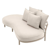 Törtfehér színű ülő és hátpárnákkal kialakított, íves vonalvezetésű formatervezett kerti design kanapé.
