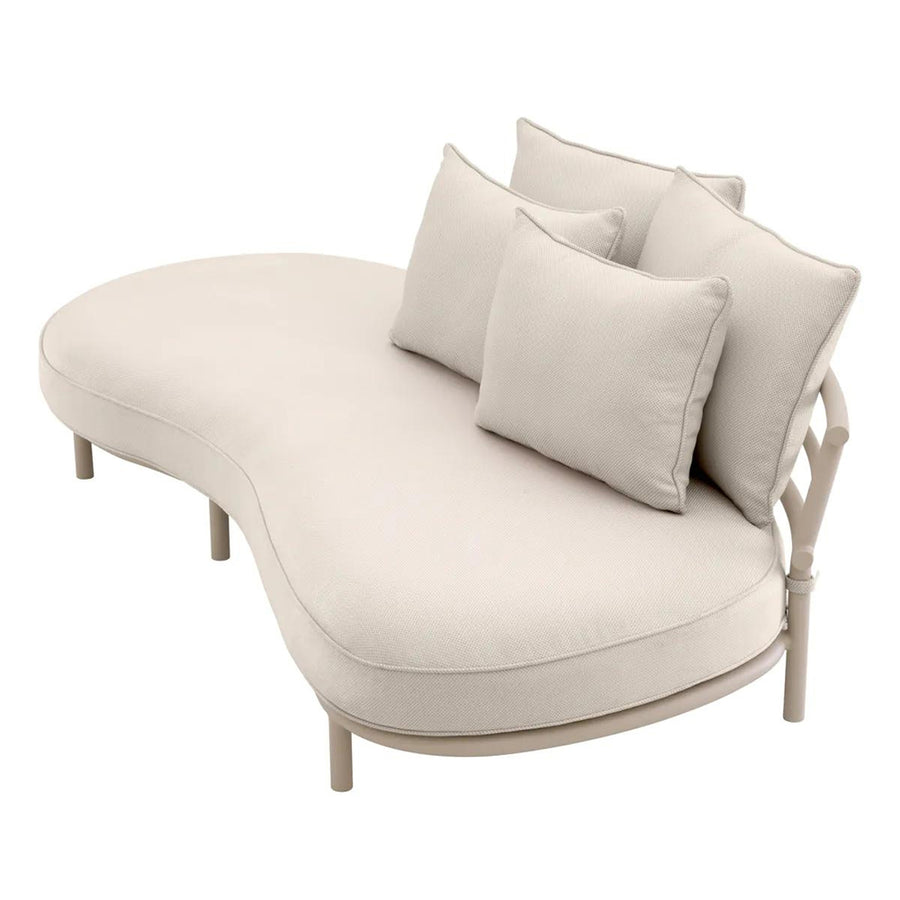 Törtfehér színű ülő és hátpárnákkal kialakított, íves vonalvezetésű formatervezett kerti design kanapé.