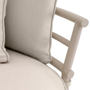 Törtfehér színű ülő és hátpárnákkal kialakított, íves vonalvezetésű formatervezett kerti design kanapé.