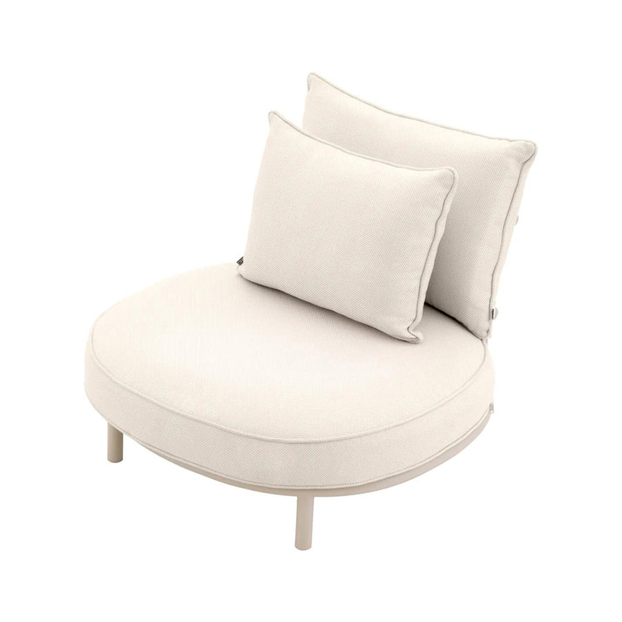 Törtfehér színű ülő és hátpárnákkal kialakított, kör formájú, formatervezett kerti design fotel .