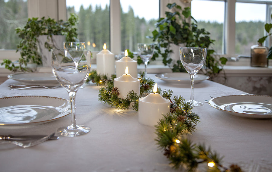 LED-es vörösfenyő girland adventi asztaldíszként gyertyákkal kombinálva