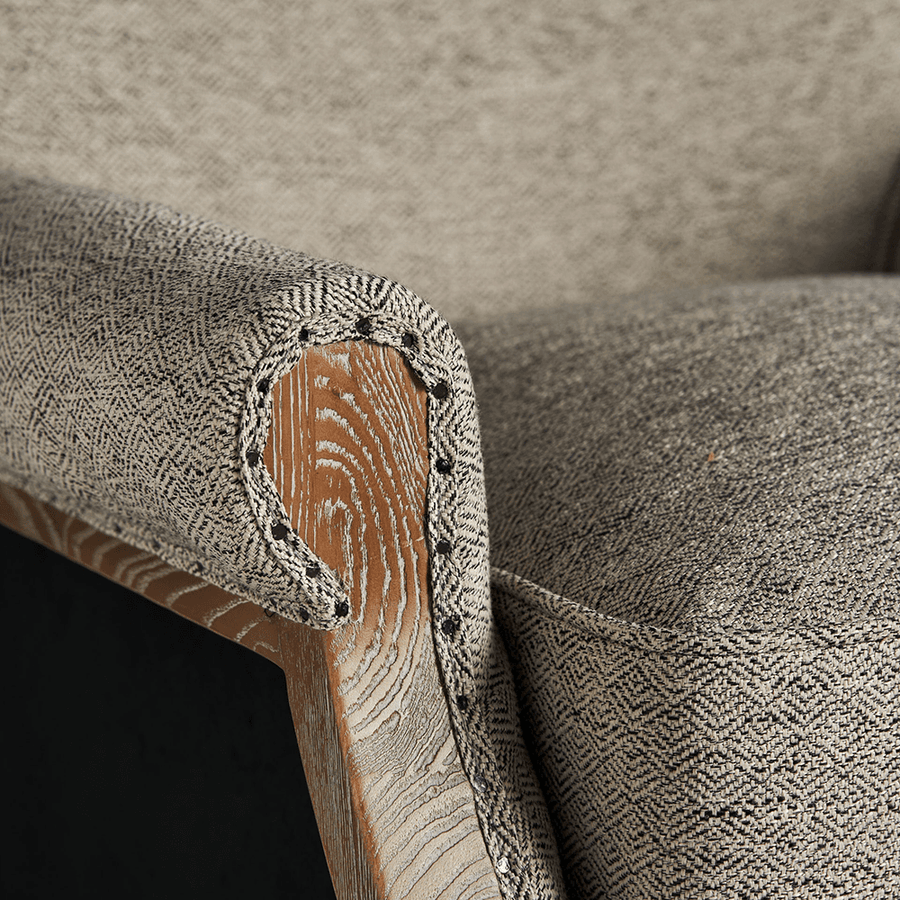 Közelkép: Ívelt karfa faerezetének és szövetkárpit részletének bemutatása.