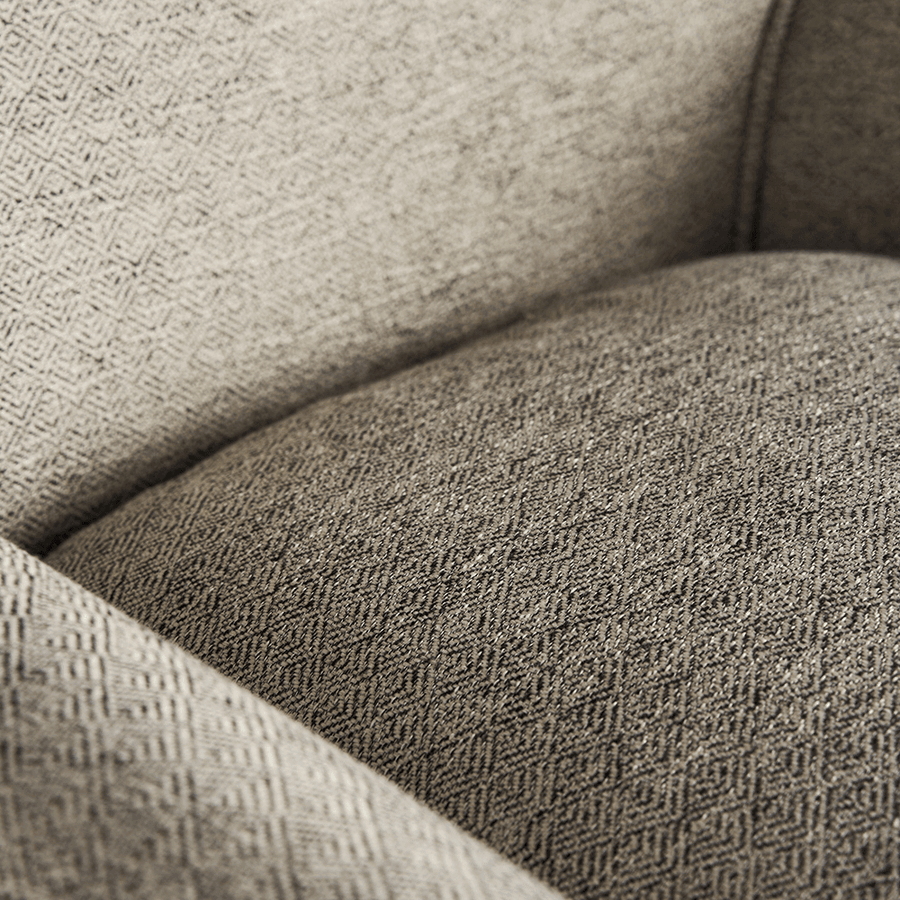 Közelkép az ülőfelületről: A szürke szövet textúrájának és a vastag párna részletének kiemelése.