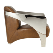 Oldalnézetből a fotel polírozott acél karfája és ívelt vonalai