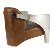 A fotel másik oldalának ívelt acélkarfája és sima bőrborítása