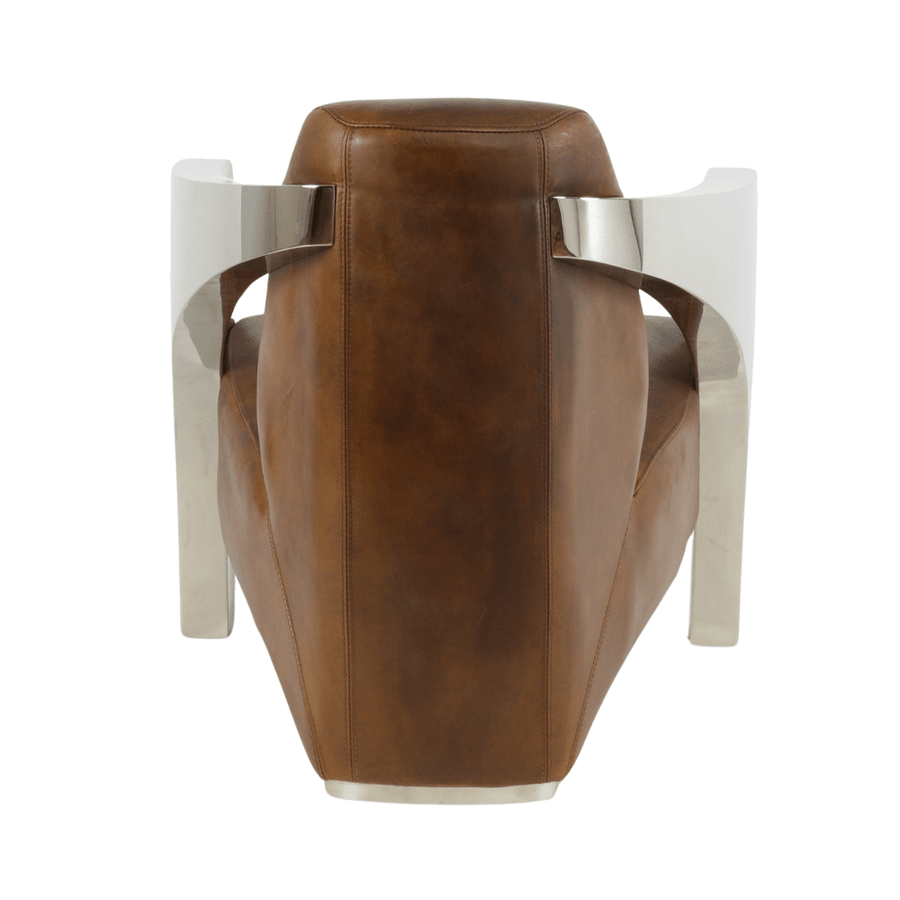 A fotel hátsó nézete, bőrborítás és polírozott fém részletek