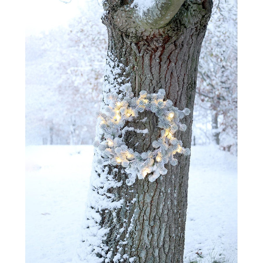 Melegfehér fényű LED-el felszerelt, mű cédrus fenyő koszorú.